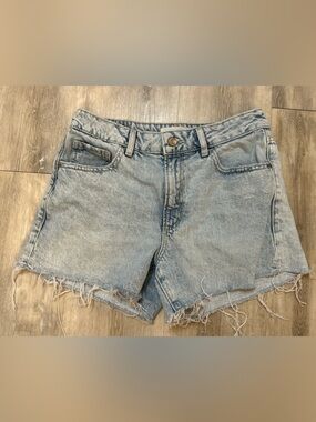Dynamite Light Wash Denim Jean Shorts, size 2